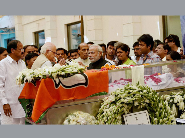 Senior BJP leader LK Advani and Union minister Ramvilas Paswan console the daughter