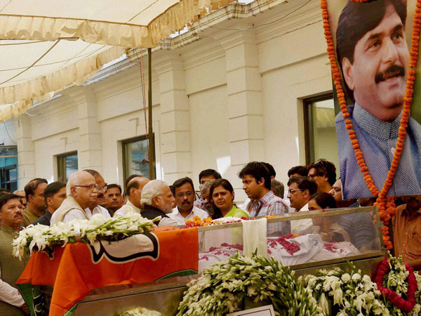 Prime Minister Narendra Modi and Senior BJP leader LK Advani while paying respect