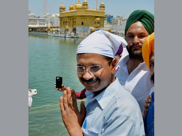 AAP convener Arvind Kejriwal pays obeisance 