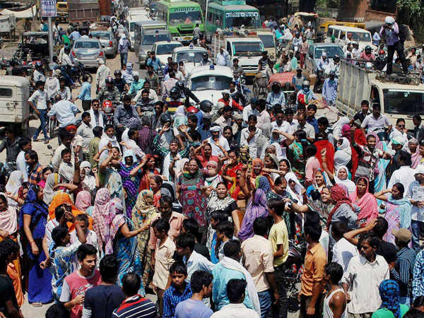 People blocking the Allahabad-Kanpur Highway