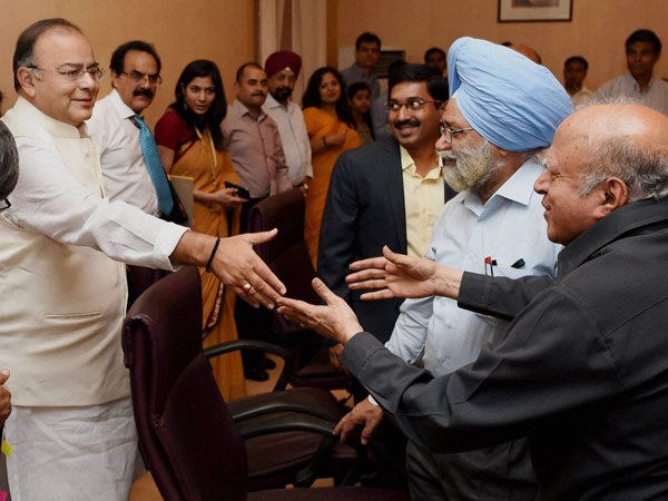 Union Finance Minister Arun Jaitley shakes hand with Agriculture scientist MS Swaminathan