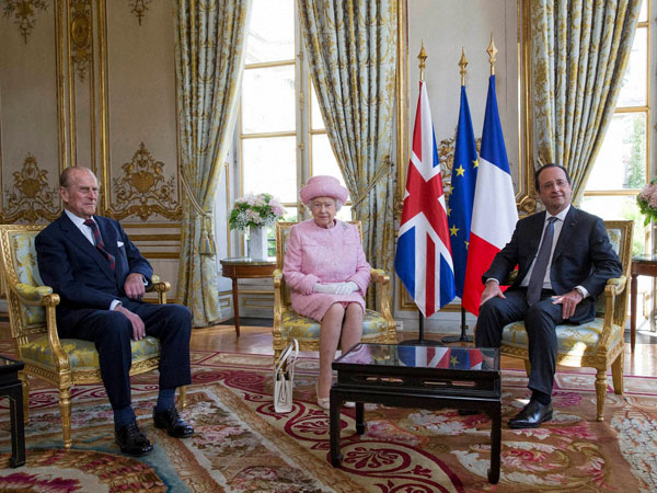 Hollande poses with the Queen Hollande poses with the Queen