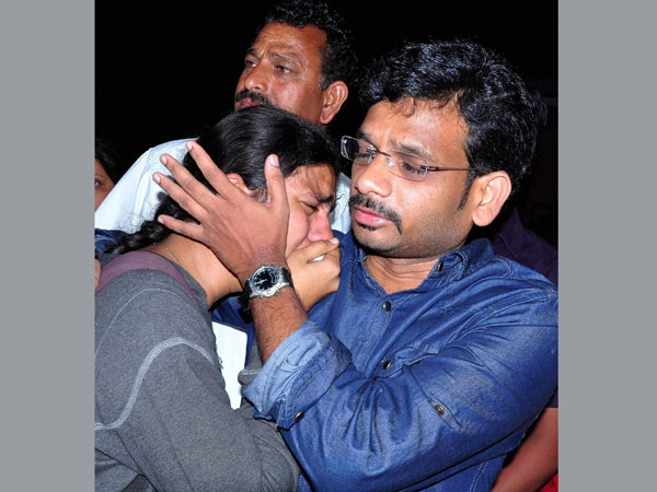 Relatives and family members mourn as they attend the last rites