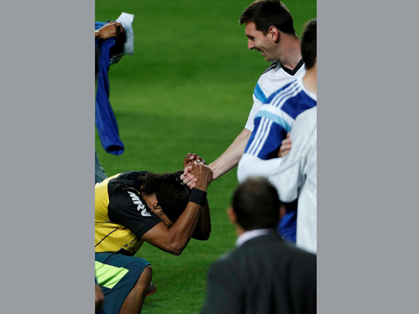 Messi greeted by fan