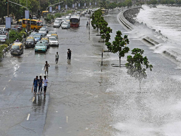 A high tide inundates Marine drive in Mumbai 