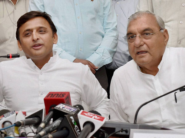 Uttar Pradesh Chief Minister Akhilesh Yadav and Haryana Chief Minister Bhoopinder Singh Hooda 