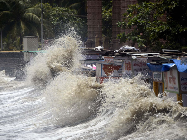 High tide lashes coast at Dadar in Mumbai 