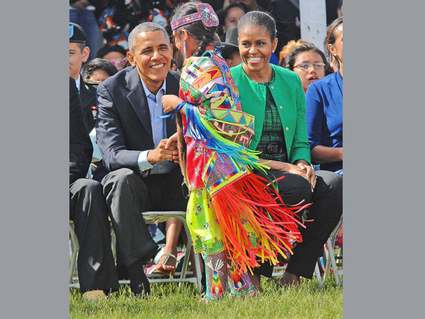 Little girl says hello to the Obamas 