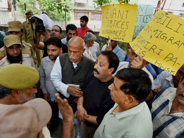 Police stops Non Migrant Kashmiri Pandits during their protest