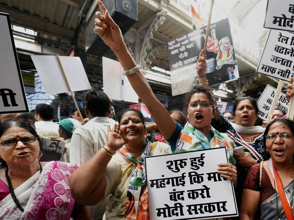 Congress workers protesting against the Union government