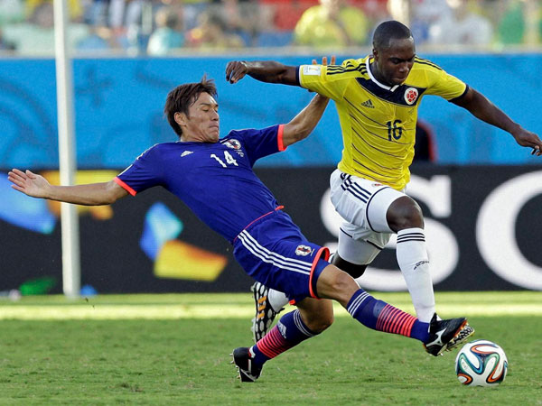 Japan's Toshihiro Aoyama, left, challenges Colombia's Eder Balanta