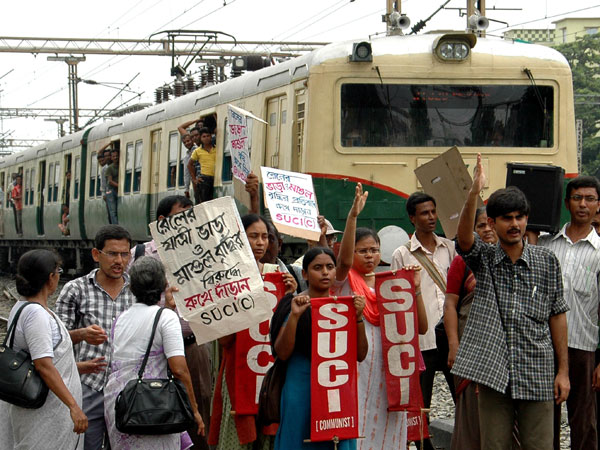 SUCI activists demonstrate against rail tariff hike