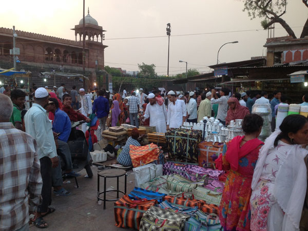 Shopping begins on the eve of Ramzan at Jama Masjid