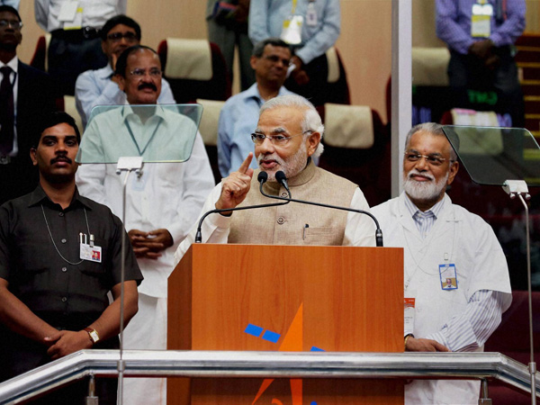 Narendra Modi addressing the scientists