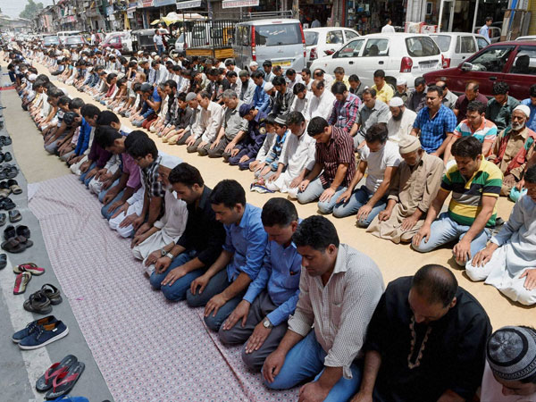 Muslims offer prayers during Ramzan