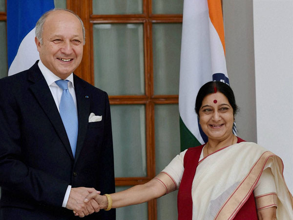 Sushma Swaraj shake hands with Foreign Minister Laurent Fabius