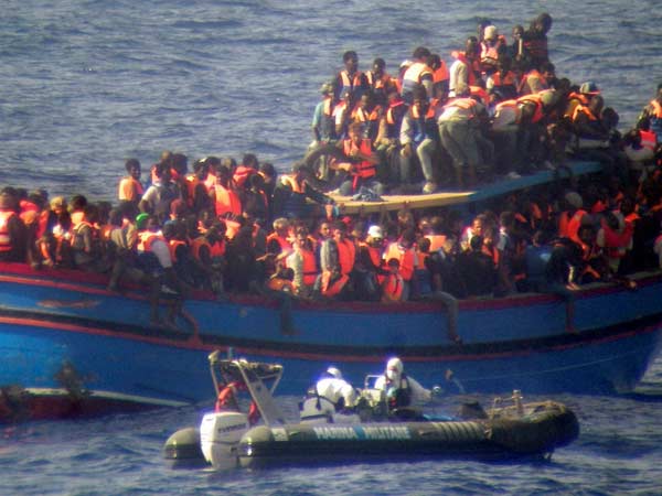 Migrants rescued by Italian navy 