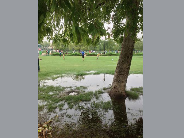 Children play near India Gate