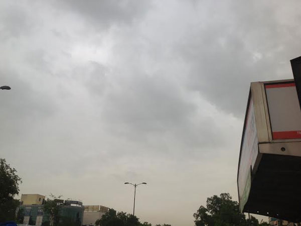 Light shower bring relief to Delhiites