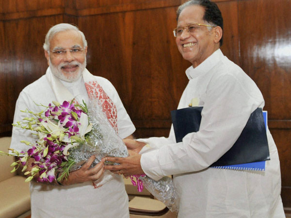 Chief Minister of Assam Tarun Gogoi greets Prime Minister Narendra Modi Chief Minister of Assam Tarun Gogoi greets Prime Minister Narendra Modi