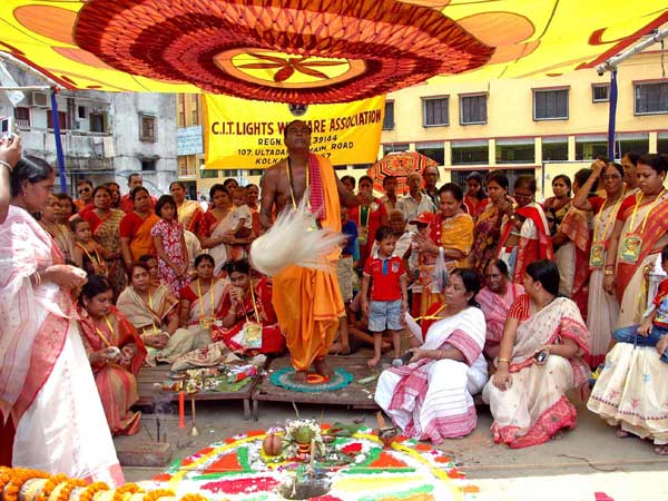 Devotees perform rituals during `Khuti Puja` Devotees perform rituals during `Khuti Puja`