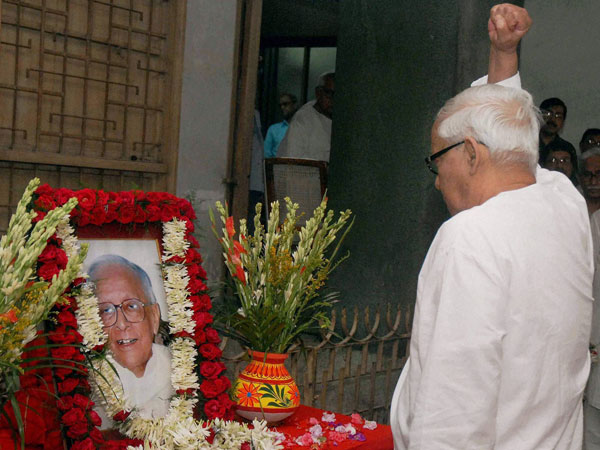 CPI(M) leader Buddhadeb Bhattacharya pays tribute