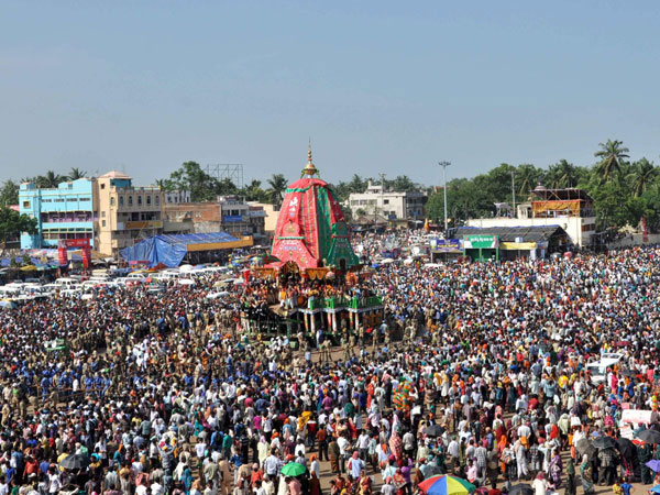 Lakhs of devotees participate in Ulta RathYatra