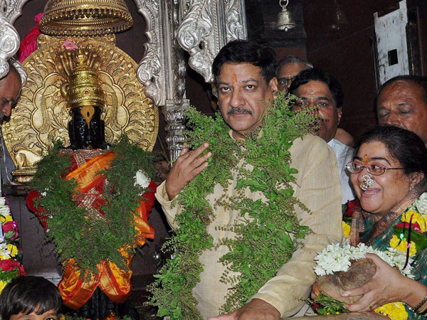 Maharashtra Chief Minister Prithviraj Chavan with his wife Satvasheela Chavan