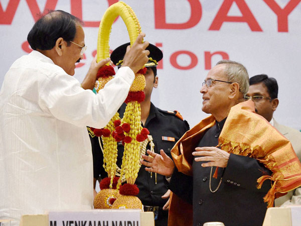 President Pranab Mukherjee is welcomed by Minister of Urban Development
