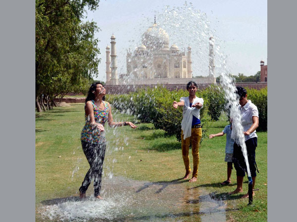 Girls trying to cool themselves off near Taj Mahal in Agra 