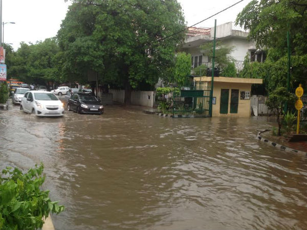 Heavy rains lashes Delhi