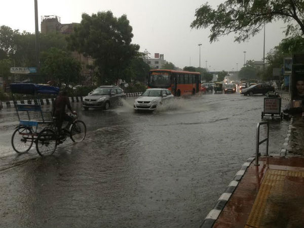 Heavy rains lashes Delhi