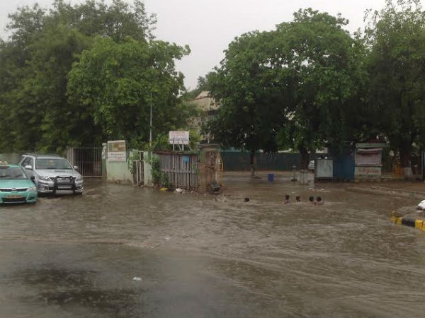 Heavy rains lashes Delhi