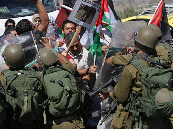 Palestinians confront Israeli army 