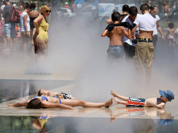 Peoples cool off in fountains, in Nice