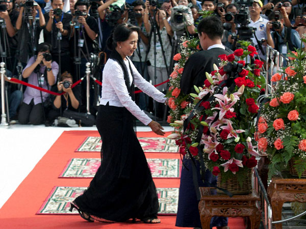 Suu Kyi pays homeage to her father 