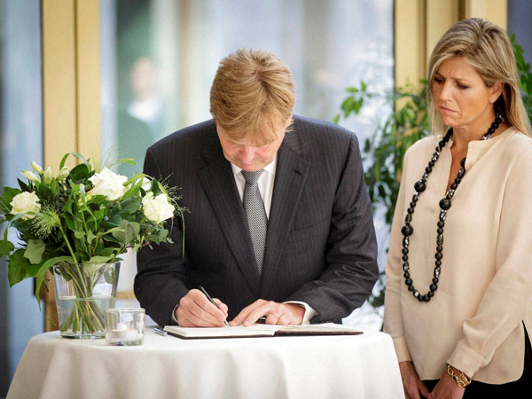MH17: Dutch King signs condolence register 