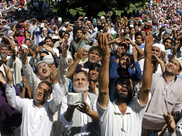 Devotees throng Hazratbal Mosque for a glimpse 