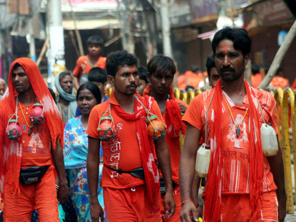 Kanwariyas proceed towards Kashi Vishwanath temple 