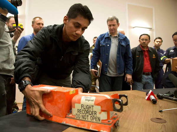 Malaysian investigator takes a black box from Malaysia Airlines Flight 17