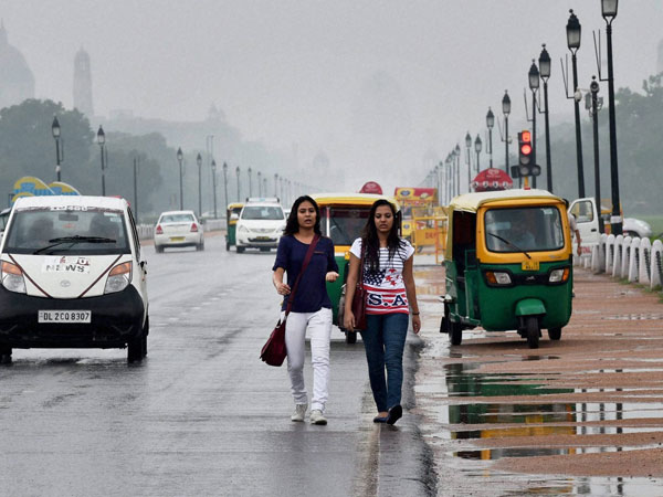Girls enjoying a dip in temperature at the Rajpath