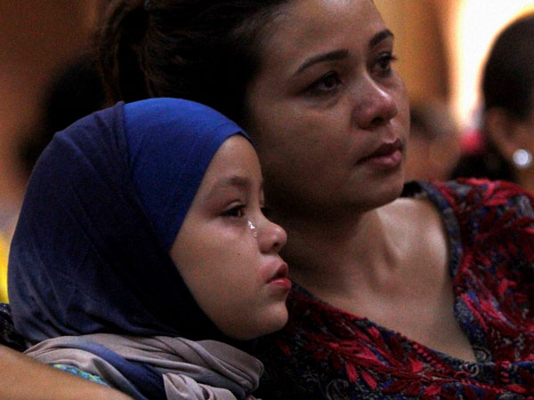 A girl cries during a prayer service for the victims of the crashed Malaysia Airlines Flight 17