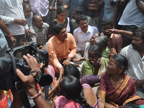 Train rams into schoolbus, 25 children dead