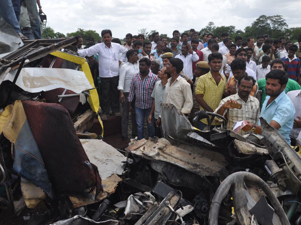 Train rams into schoolbus, 25 children dead