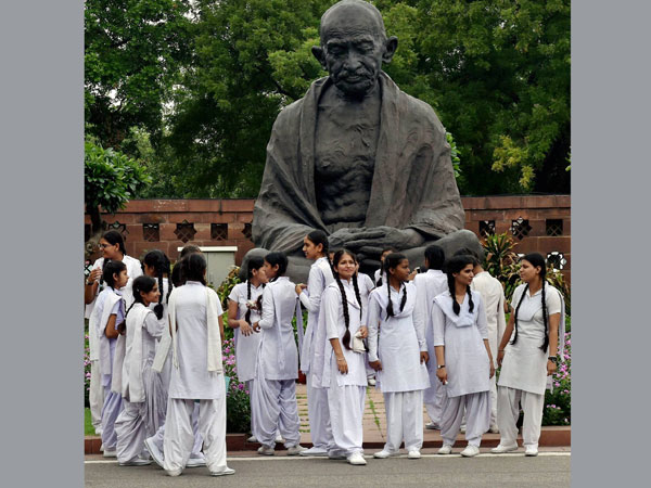 School girls visiting Parliament House in New Delhi
