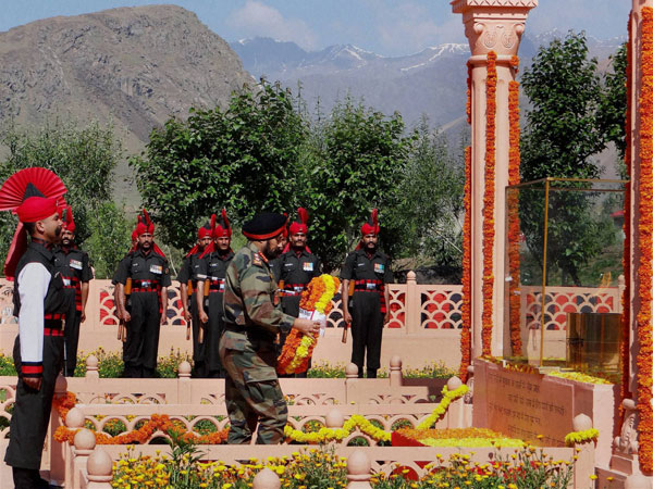 Army Chief General Bikram Singh paying homage to Kargil war martyrs
