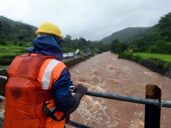 NDRF jawan engazed in recovering a body from a stream