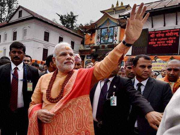 PM Narendra Modi waves to people