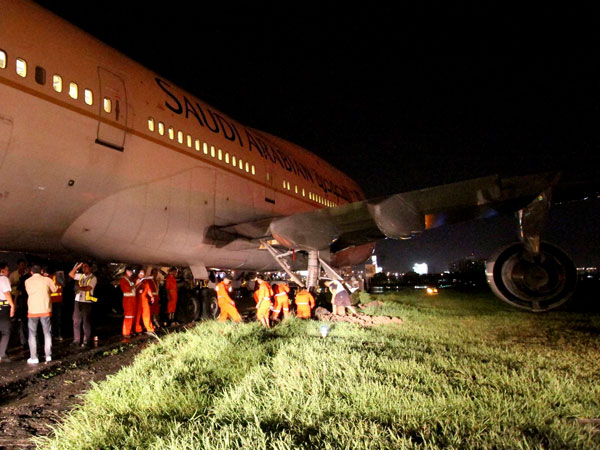 Plane swerved on runway, gets stuck in mud