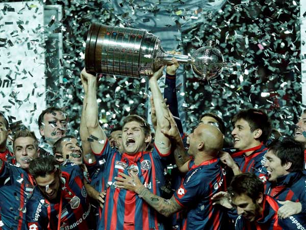 Champions lift the trophy !